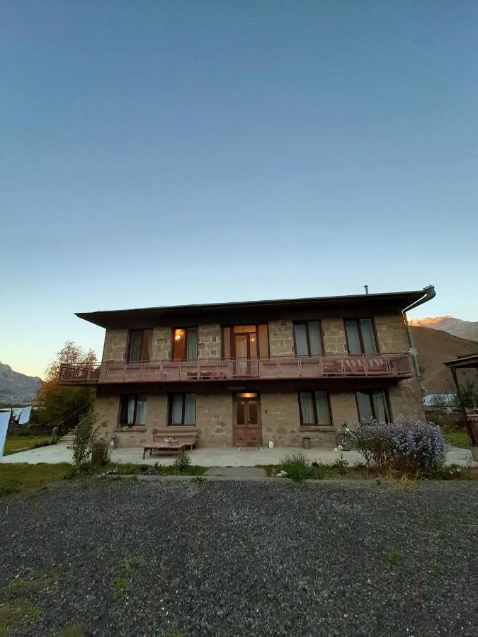 Dachi Inn Kazbegi Exteriör bild