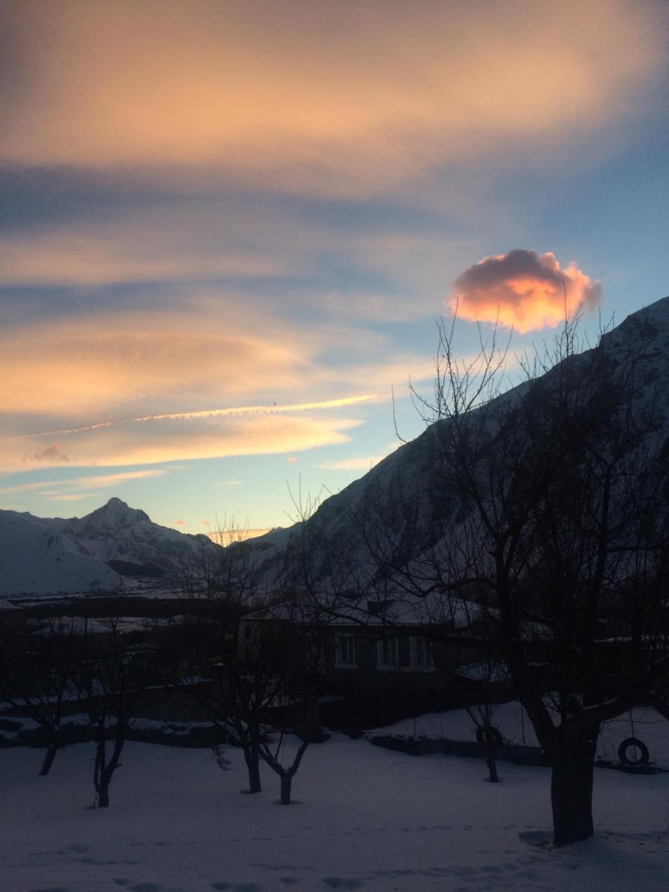 Dachi Inn Kazbegi Exteriör bild